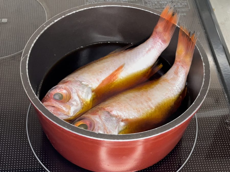 鍋に調味料・水・のどぐろを入れる
